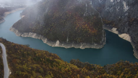 Vista-De-Pájaro-Sobre-El-Hermoso-Lago-Pivsko-Con-Cordillera-Por-Todos-Lados-En-Un-Día-Nublado-De-Otoño-En-Montenegro