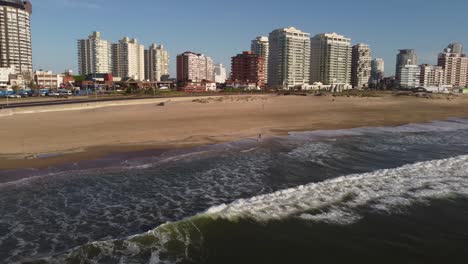 Eine-Drohne-Dreht-Sich-über-Einem-Touristen-Am-Strand-Von-Uruguay