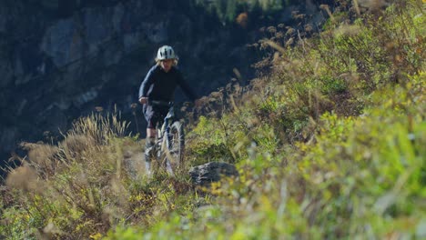 Ein-Mountainbiker-Fährt-Im-Herbst-Einen-Ausgesetzten-Alpenweg
