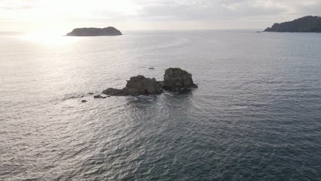 Schroffe-Felsen,-Die-Aus-Dem-Tiefblauen-Ozean-Am-Manuel-Antonio-Beach-An-Der-Zentralen-Pazifikküste-Von-Costa-Rica-Ragen