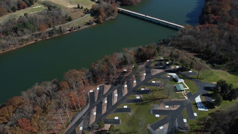 Luftaufnahme-Des-Campingplatzes-Im-Warriors-Path-State-Tennessee-Usa,-Brücke-Und-Seewasser-In-Der-Herbstsaison,-Drohne-Erschossen