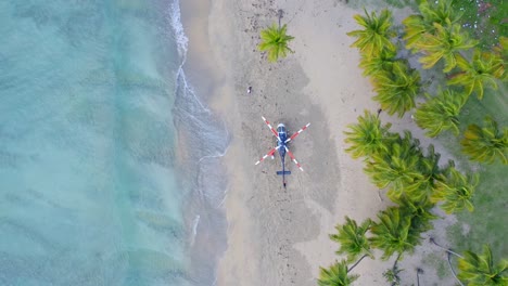 Helikopter-Mit-Gestreiften-Rotorblättern,-Die-Auf-Einem-Unberührten-Paradiesischen-Strandresort-An-Der-Playa-Costa-Esmeralda,-Dominikanische-Republik,-Geparkt-Sind