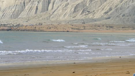 Wellen-Des-Arabischen-Meeres,-Die-Auf-Den-Strand-Von-Balochistan-Stürzen