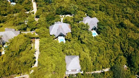 Erstaunliche,-Langsam-Nach-Oben-Geneigte-Drohnenaufnahme-Einer-Luxuriösen-Poolvilla-Im-Dschungelparadies