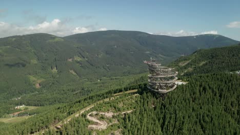 Luftaufnahme-Drohne-Sicht-Einer-Sky-Walk-Tower-Attraktion-In-Dolni-Morava,-Tschechische-Republik-Und-Einem-Nahe-Gelegenen-MTB-Radweg