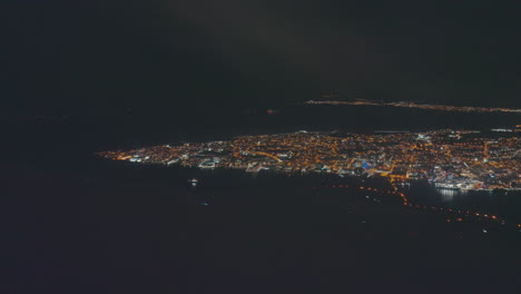 Vista-Aérea-De-Una-Ciudad-Por-La-Noche-Con-Contaminación-Lumínica