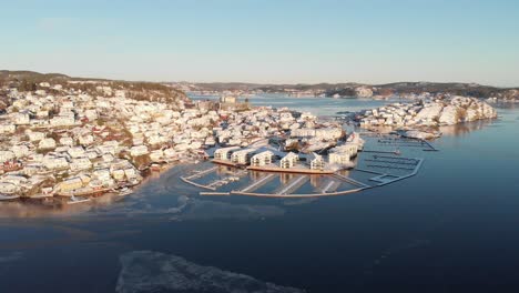 Marina-Vacía-Por-La-Ciudad-De-Kragerø-En-Un-Soleado-Día-De-Invierno-En-Noruega