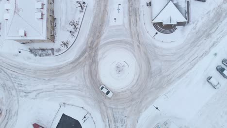 Cars-Driving-By-The-Slippery-Roundabout-And-Snowy-Road-In-Kragero,-Norway-At-Winter