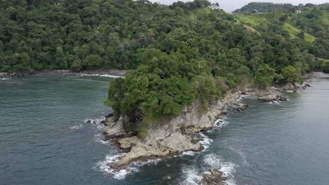 Tropischer-Dschungel-Am-Meer-In-Playa-La-Vaca-In-Der-Nähe-Der-Küstenstadt-Quepos,-Costa-Rica
