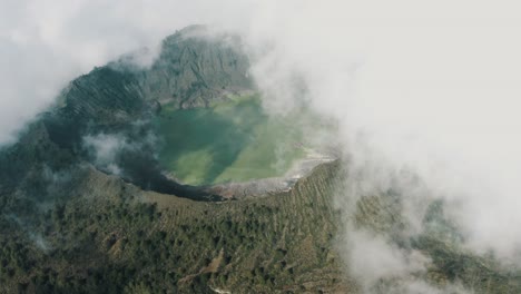 Volcán-El-Chichón-En-Un-Paisaje-Brumoso-En-Chiapas,-México---Toma-Aérea-De-Drones