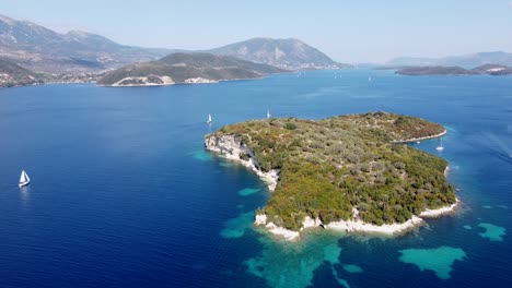 Luftdrohnenansicht-Insel-Meganisi,-Lefkas,-Griechenland---Segelboote,-Blaues-Meer,-Riff-Und-Berge