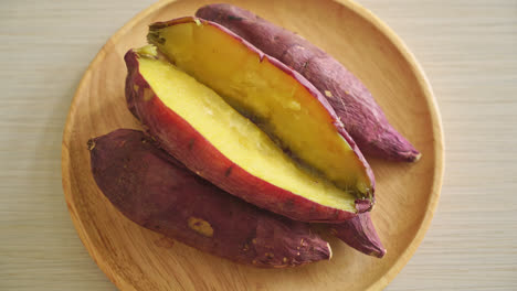 Grilled-or-baked-Japanese-sweet-potatoes-on-wood-plate---Japanese-food-style