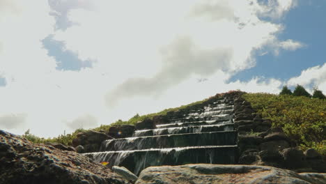 Wasserfall,-Der-Auf-Treppenstufen-Einer-Pyramidenförmigen-Landschaft-Kaskadiert