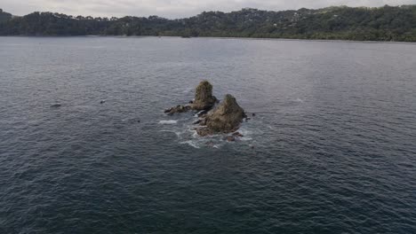 Acantilados-Rocosos-Frente-A-La-Costa-Tropical-De-La-Playa-Manuel-Antonio-En-Costa-Rica