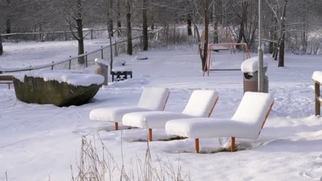 Freie-Liegestühle-Im-öffentlichen-Park-In-Kalter-Und-Verschneiter-Winterlandschaft
