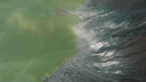 Vista-Superior-Del-Lago-Verde-Y-Cráter-Escarpado-En-El-Volcán-Chichonal,-Chiapas,-México---Toma-Aérea-De-Drones