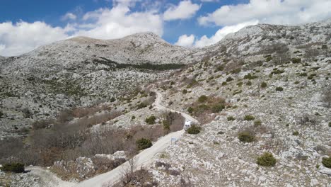 Rv-En-Camino-De-Ripio-De-Montaña-Contra-Colinas-Y-Espectacular-Cielo-Nublado