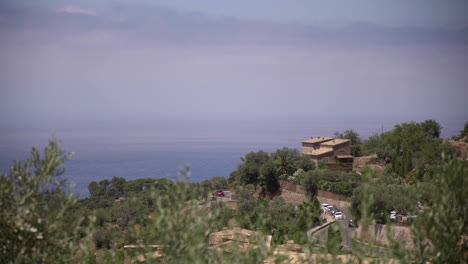 Straße-An-Der-Küste-Von-Mallorca-In-Der-Nähe-Von-Deia-Spanien-Insel-Blauer-Himmel-Blaues-Wasser