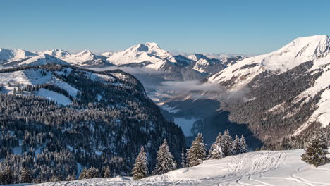 Wide-timelapse-of-skiers-skiing-run-at-Chatel-Valley,-Avoriaz-Ski-Resort