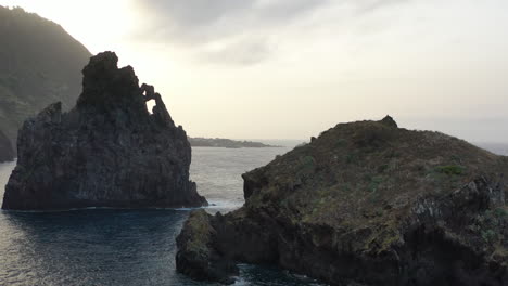 Luftaufnahme-Von-Felsen-Im-Ozean-Vor-Der-Küste-Der-Insel-Madeira,-Portugal,-Aufschlussreiche-Dronaufnahme