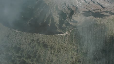 Toma-Aérea-De-Pájaros-Del-Espectacular-Volcán-Chichonal-Con-Lago-De-Cráter-En-El-Valle-Durante-El-Día-Soleado
