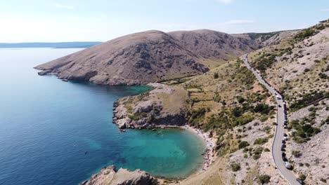 Bahía-De-Oprna,-Isla-De-Krk,-Croacia---Vista-Aérea-De-Drones-De-Playas-Escondidas,-Montañas-Y-Mar-Azul