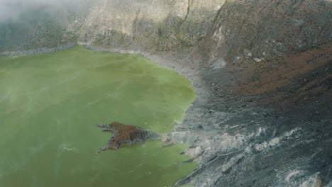 Green-Lake-In-Crater-Of-El-Chichonal-Volcano-In-Chiapas,-Mexico---aerial-drone-shot