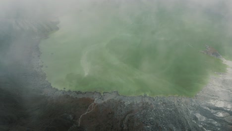 Aerial-Of-Emerald-Green-Sulfur-rich-Lake-In-Crater-of-the-active-volcano-El-Chichon-in-Chiapas,-Mexico---drone-shot