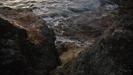 Krachende-Wellen-Gegen-Felsen-An-Einem-Friedlichen-Morgen