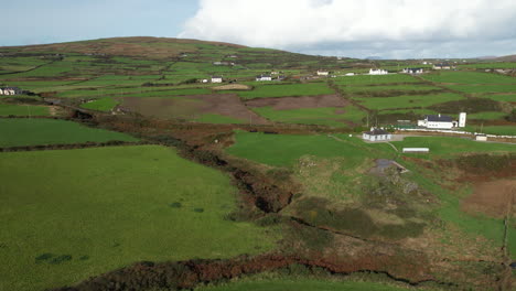 Luftaufnahme-Der-Irischen-Landschaft,-Grüne-Landwirtschaftsfelder-Und-Wiesen-Nach-Dorf