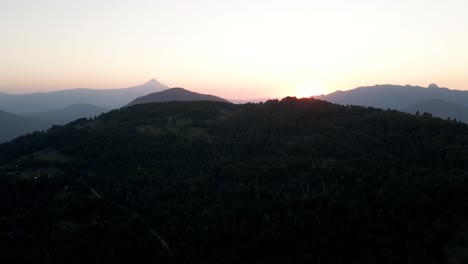 Luftpanorama-Der-Goldenen-Stunde-Zwischen-Bergen-Und-Dem-Vulkan-Villarrica-Im-Hintergrund---Drohnenaufnahme