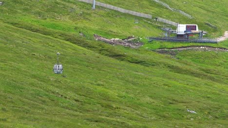 Graue-Seilbahnen-Auf-Einer-Seilbahn-Transportieren-Touristen-Zum-Und-Vom-Gipfel-Des-Höchsten-Schottischen-Berges-Ben-Nevis