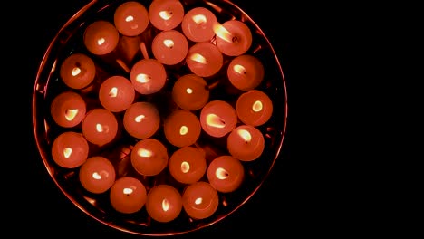 Beleuchtete-Flackernde-Kerzen-In-Plat-Zur-Dekoration-Anlässlich-Diwali-Aus-Dem-Oberen-Winkel
