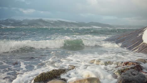 Wellen,-Die-Auf-Den-Felsen-In-Norwegen-Plätschern