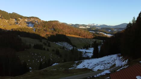 Idyllische-Schneebedeckte-Hügel-Bei-Sonnenuntergang-In-Den-Bayerischen-Alpen-Im-Winter-In-Deutschland,-In-Der-Nähe-Von-österreich