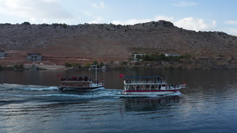 Barcos-Con-Turistas-Navegando-En-El-Río-Eufrates-Cerca-De-Halfeti-En-Turquía