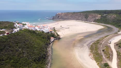 Odeceixe-Beach,-Westküste-Algarve,-Portugal---Luftdrohnenansicht-Der-Lagune-Und-Des-Breiten-Sandstrandes