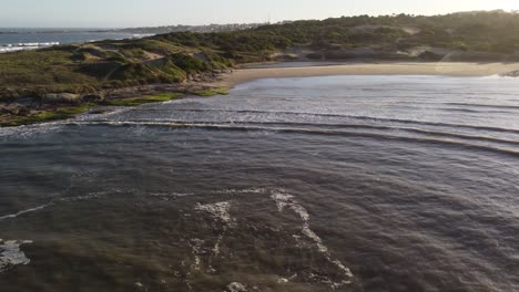Atemberaubende-Luftaufnahme-Von-Playa-Grande-In-Punta-Del-Diablo-Bei-Sonnenuntergang,-Uruguay