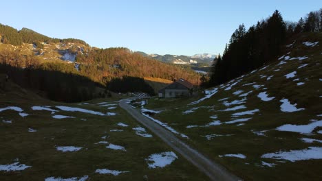 Idyllische-Schneebedeckte-Hügel-In-Den-Bayerischen-Alpen-Bei-Sonnenuntergang-Im-Winter-In-Deutschland,-In-Der-Nähe-Von-österreich