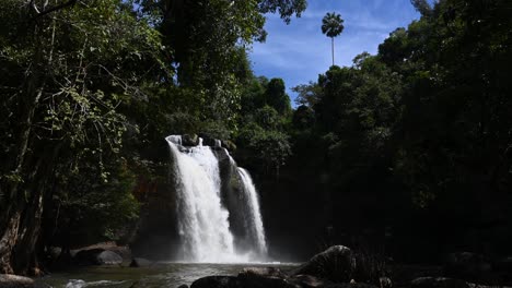 Heo-Suwat-Wasserfall,-Der-An-Einem-Schönen-Sonnigen-Tag-Im-Khao-Yai-Nationalpark,-Thailand,-Kaskadiert