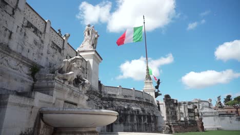 Grandes-Banderas-Italianas-Rojas,-Blancas-Y-Verdes-Ondeando-En-Piazza-Venezia-En-Roma-En-Un-Día-Soleado