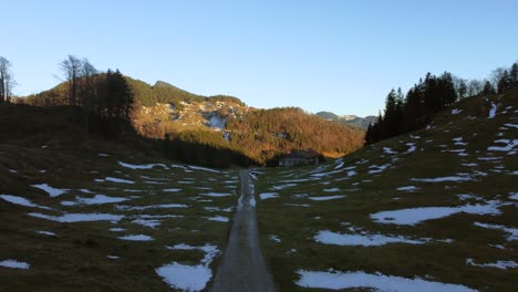Malerische-Schneebedeckte-Hügel-Bei-Sonnenuntergang-In-Den-Bayerischen-Alpen-Im-Winter-In-Deutschland,-In-Der-Nähe-Von-österreich