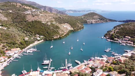 Bucht-Von-Mikros-Gialos,-Lefkada-Ionische-Insel,-Griechenland---Luftdrohnenansicht-Des-Boulevards-Und-Des-Hafens-Mit-Segelbooten