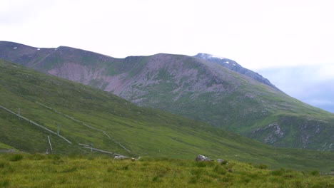 Weiße,-Tiefhängende-Wolken,-Die-Sich-An-Einem-Ruhigen,-Windstillen-Sommertag-Langsam-über-Die-Hügelige-Landschaft-Schottlands-Bewegen