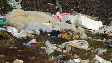 Stapel-Verschiedener-Arten-Von-Großen-Müllhalden,-Plastiktüten-Und-Deponien-Voller-Müll,-Umweltverschmutzung,-Mittlere-Nahaufnahme