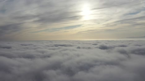 Cielo-Escénico-Con-Nubes-Blancas-Y-Esponjosas-En-El-Cielo-Nublado-Al-Atardecer