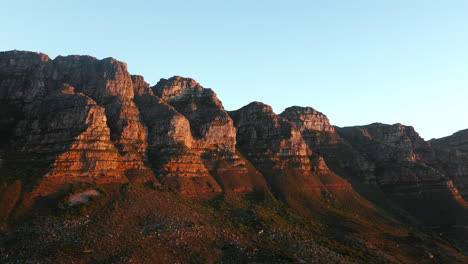 Cordillera-De-Los-Doce-Apóstoles-Durante-La-Puesta-De-Sol-En-Camps-Bay-En-Ciudad-Del-Cabo,-Sudáfrica