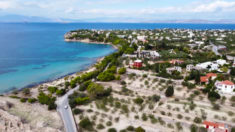 Eine-Drohnenansicht-Der-Wunderschönen-Blauen-Insel-Ägina,-Saronische-Inseln,-Griechenland-Zur-Tageszeit