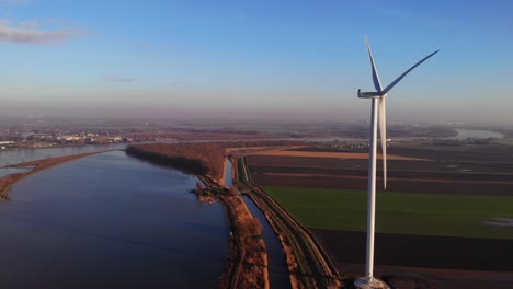 Luftaufnahme-Einer-Einzelnen-Riesigen-Windkraftanlage-Neben-Der-Oude-Maas-In-Den-Niederlanden