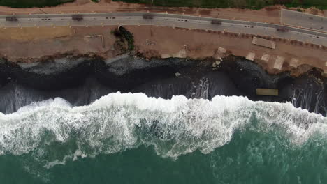 Cenital-Shot-Der-Wellen,-Die-Den-Strand-In-Miraflores-Lima-Peru-Treffen,-Hintergrund